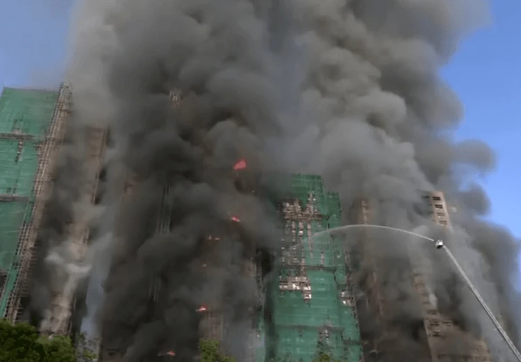 Incêndio atinge prédios em Hong Kong e deixa ao menos 4 mortos | Foto: Reprodução/Reuters, via SBT News
