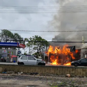 Incêndio em estabelecimento mobiliza bombeiros em Florianópolis neste domingo | Foto: CBMSC/Divulgação