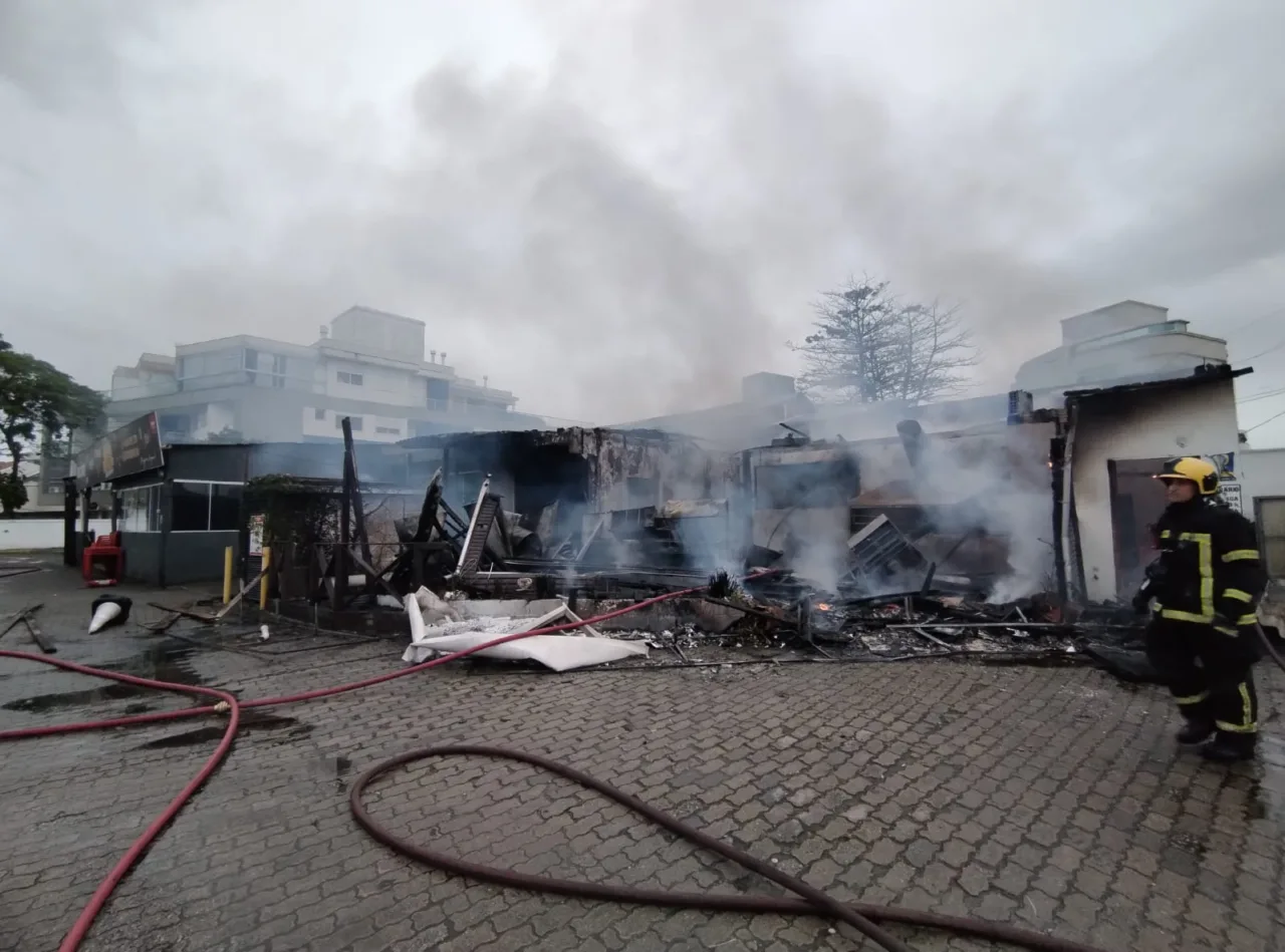 Incêndio em estabelecimento mobiliza bombeiros em Florianópolis neste domingo (2)