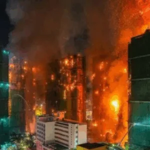 Incêndio devastou complexo residencial no distrito de Tai Po | Foto: Reprodução, via SBT News