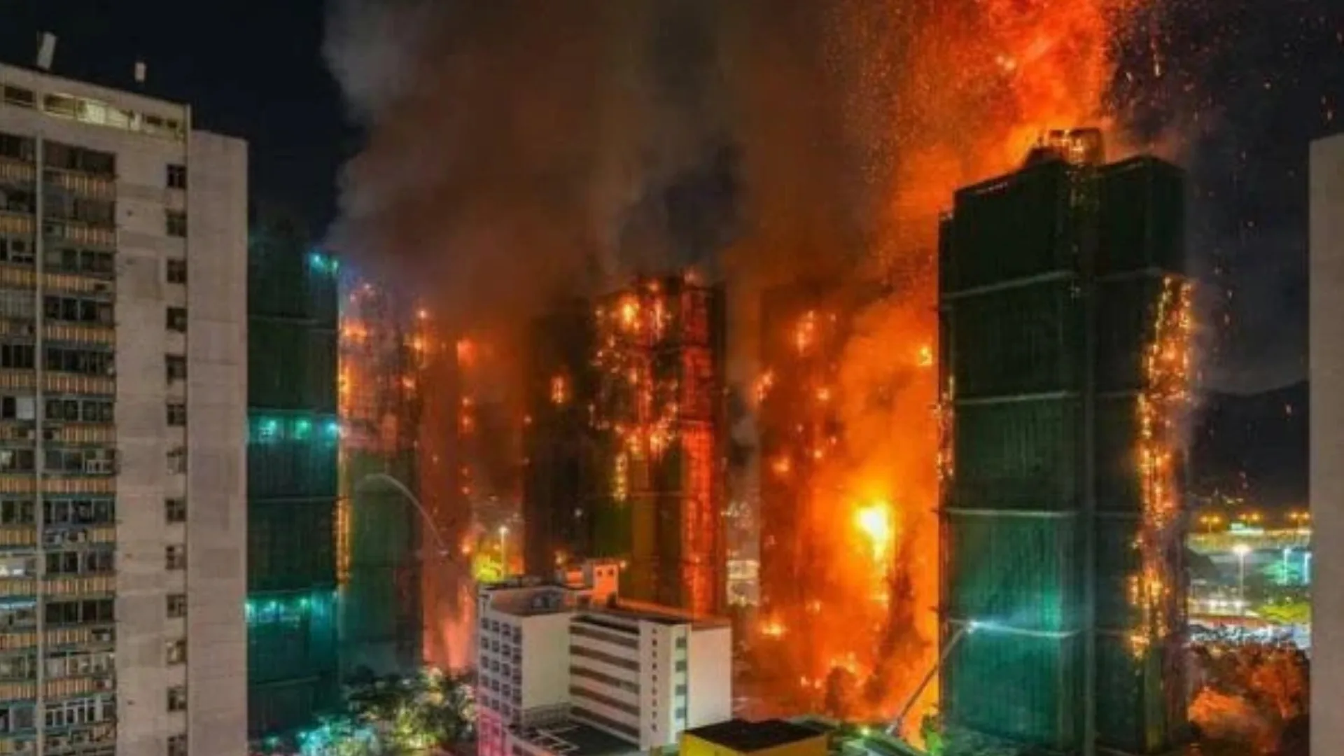 Incêndio devastou complexo residencial no distrito de Tai Po | Foto: Reprodução, via SBT News