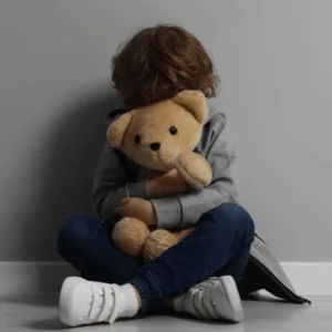 Mãe e padrasto são presos por suspeita de maus-tratos contra criança de cinco anos