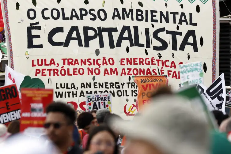 Marcha pelo Clima reúne 70 mil e leva força amazônica às ruas de Belém (2)