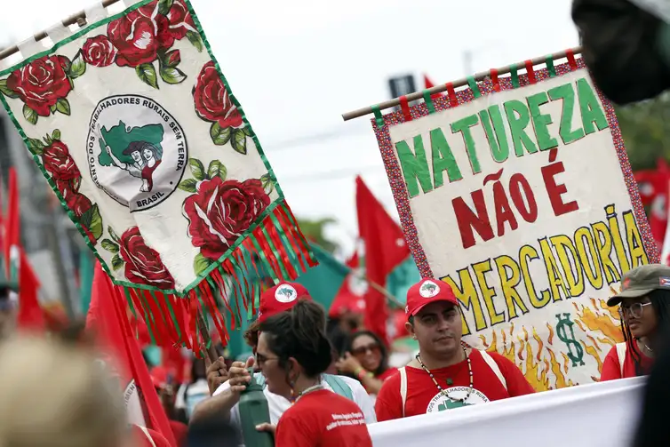 Marcha pelo Clima reúne 70 mil e leva força amazônica às ruas de Belém (2)
