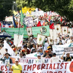 Marcha pelo Clima reúne 70 mil e leva força amazônica às ruas de Belém