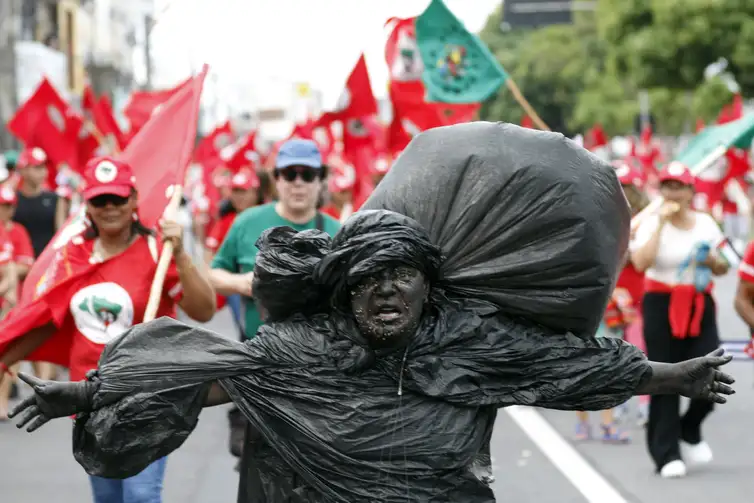 Marcha pelo Clima reúne 70 mil e leva força amazônica às ruas de Belém (2)