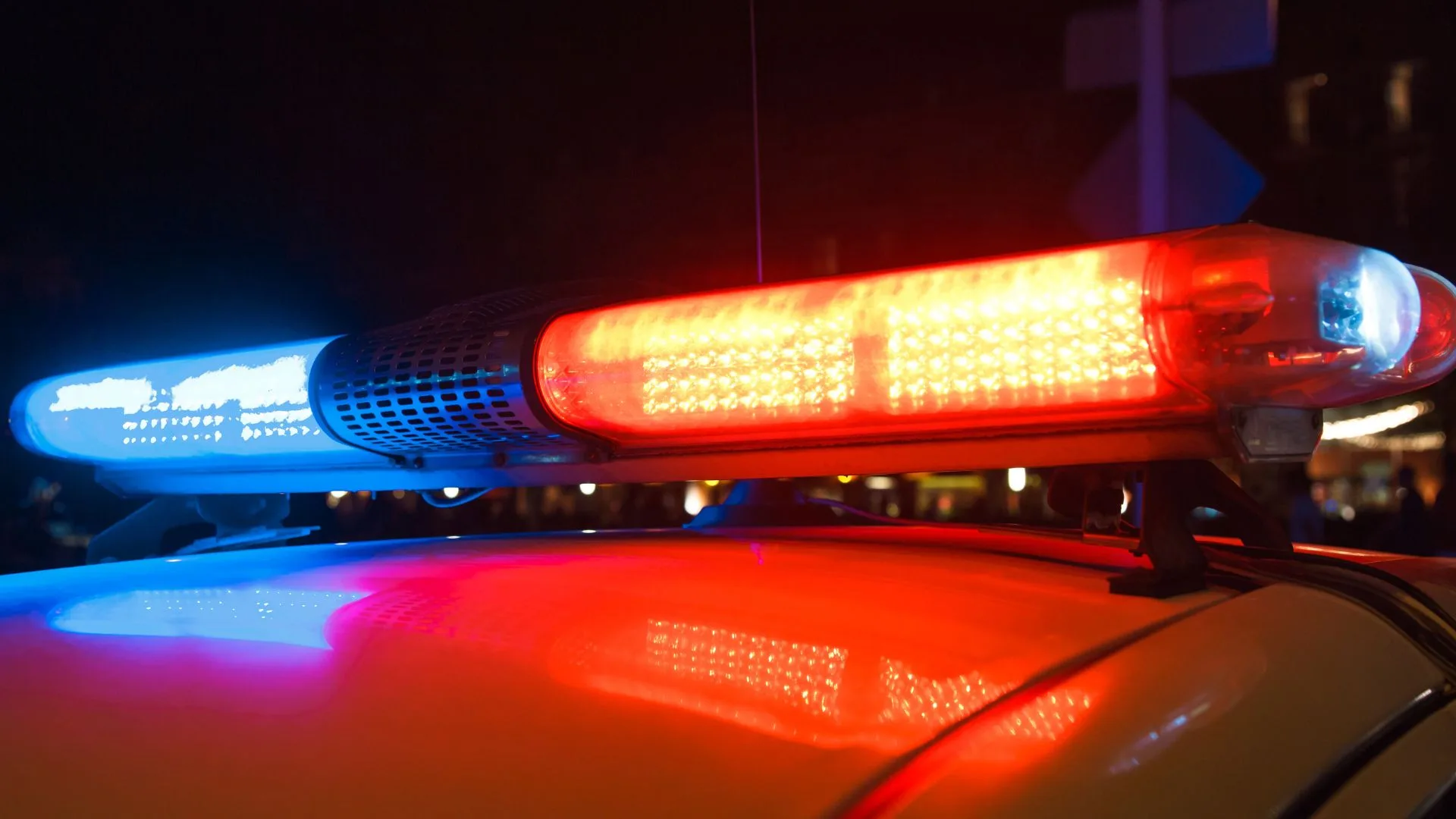 Marido joga mulher de carro em movimento após discussão | Foto: Canva | Reprodução