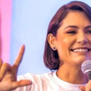 Michelle Bolsonaro é autorizada a visitar ex-presidente por Moraes | Foto: SBT News | Reprodução