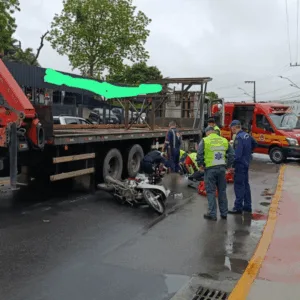 Motociclista morre após ser atingido por caminhão em SC