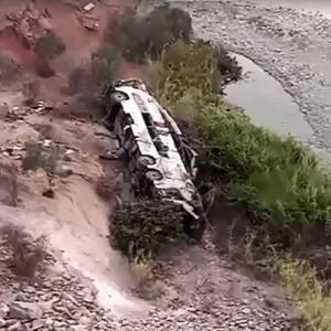 Ônibus despenca em barranco e deixa 37 mortos