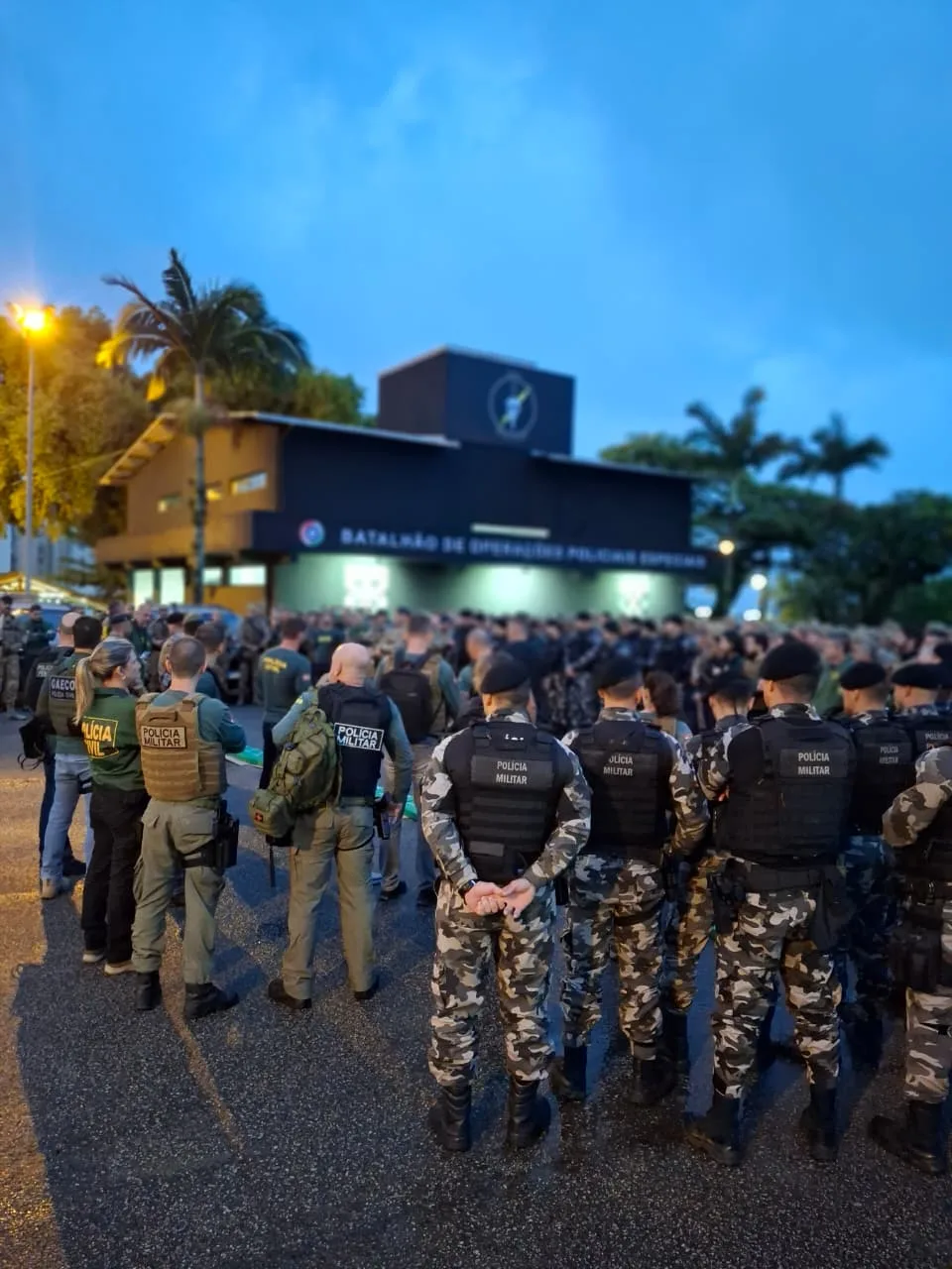 Operação contra tráfico de drogas envolvendo adolescentes perto de escolas cumpre mandados em SC