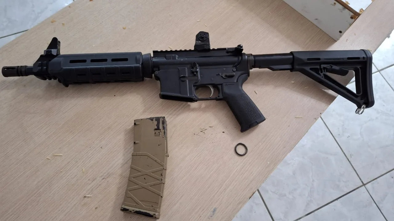 Operação contra tráfico de drogas envolvendo adolescentes perto de escolas cumpre mandados em SC