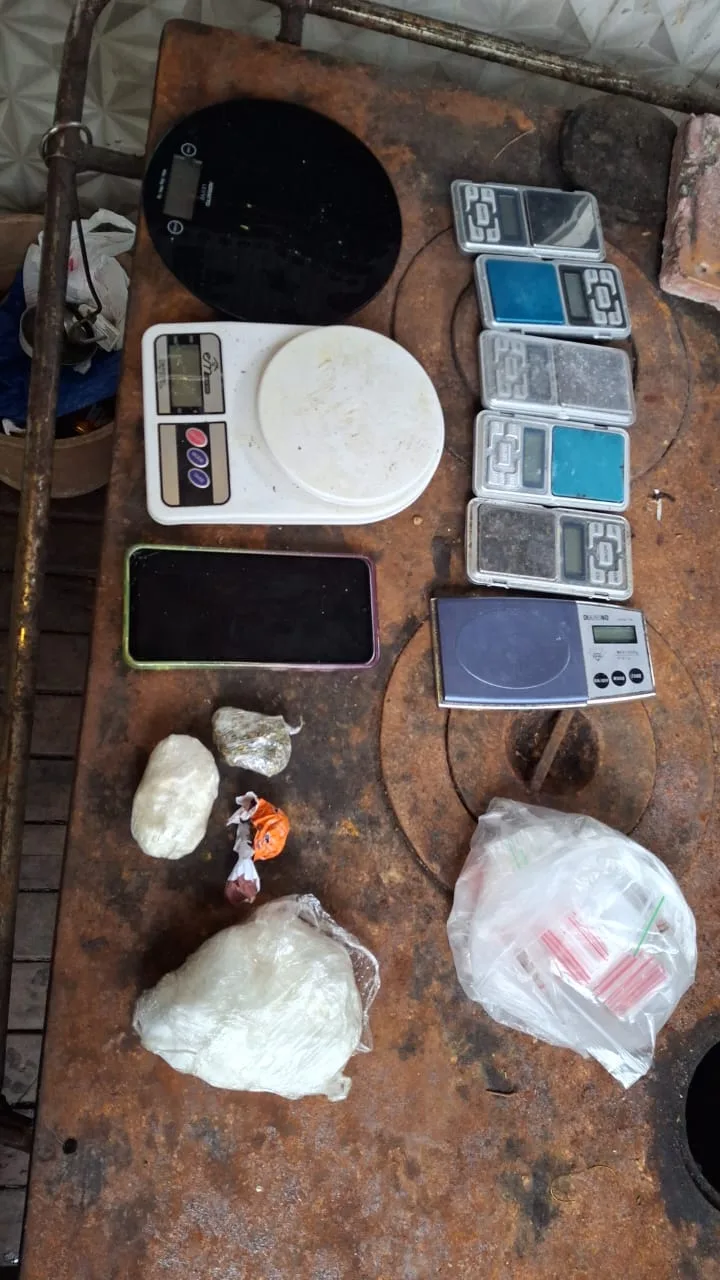 Operação contra tráfico de drogas envolvendo adolescentes perto de escolas cumpre mandados em SC