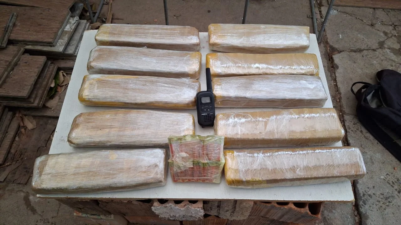 Operação contra tráfico de drogas envolvendo adolescentes perto de escolas cumpre mandados em SC