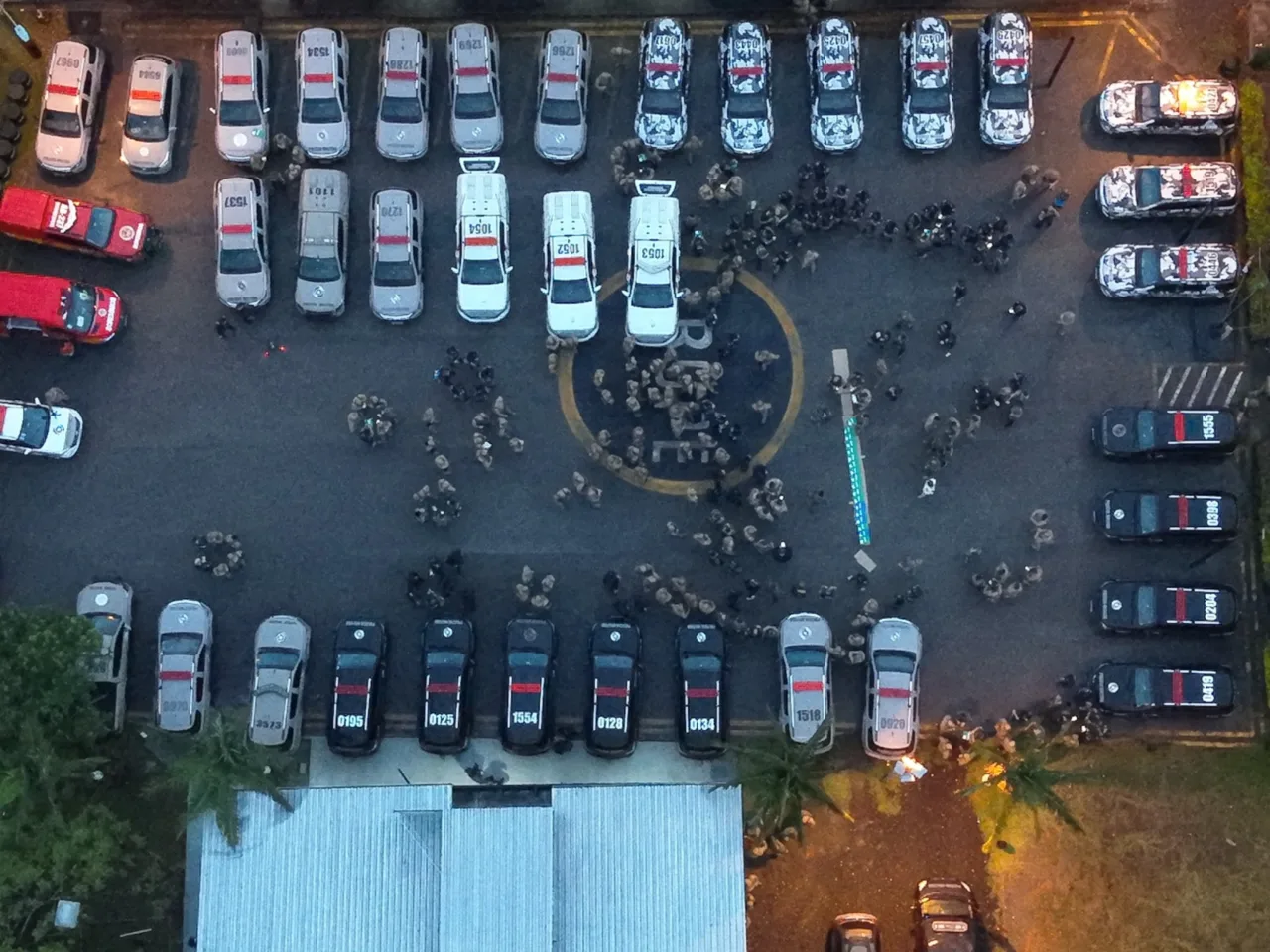 Operação contra tráfico de drogas envolvendo adolescentes perto de escolas cumpre mandados em SC