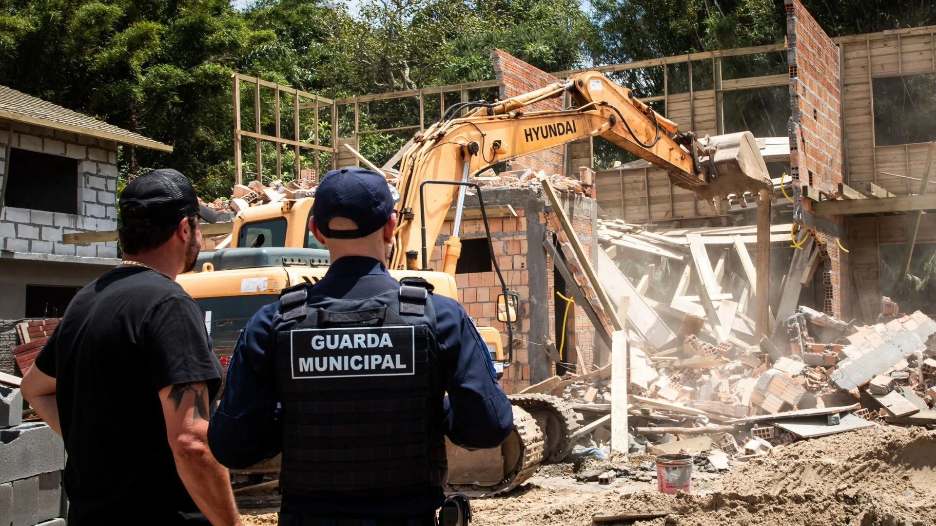 Operações destroem construções irregulares por SC | Foto: Allan Carvalho/PMF