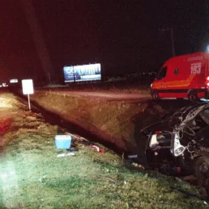 Após capotar, carro vai parar dentro de valeta e deixa jovem ferido em SC | Imagem: CBMSC