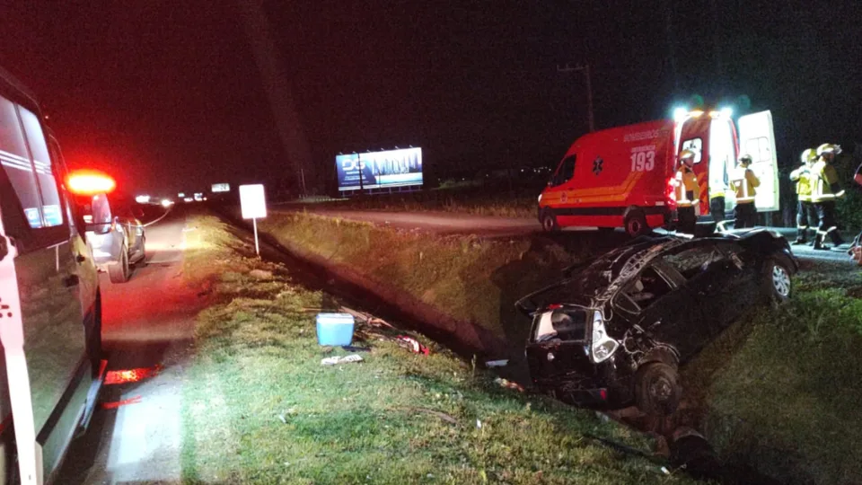 Após capotar, carro vai parar dentro de valeta e deixa jovem ferido em SC | Imagem: CBMSC