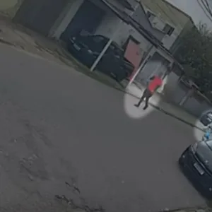 Mulher suspeita de organizar ataque que matou jovem na frente do filho de dois anos é presa - Imagem: reprodução/SBT