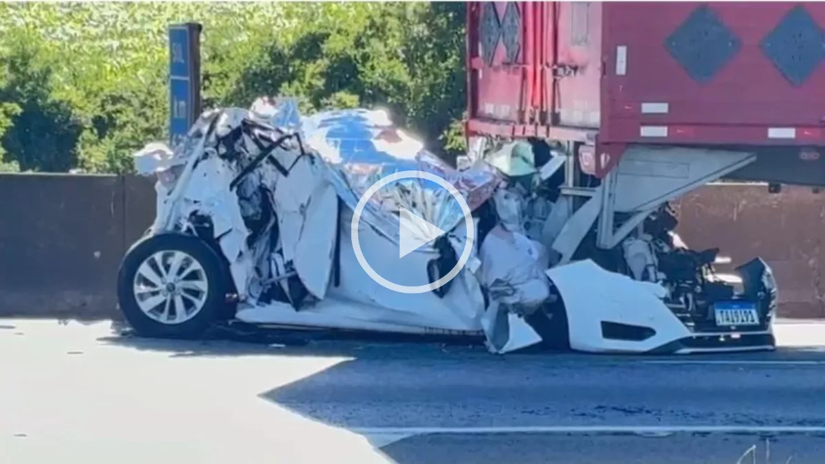 Vídeos mostram destruição em acidente que esmagou carro e matou três entre SC e PR | Imagem: PRF-PR 