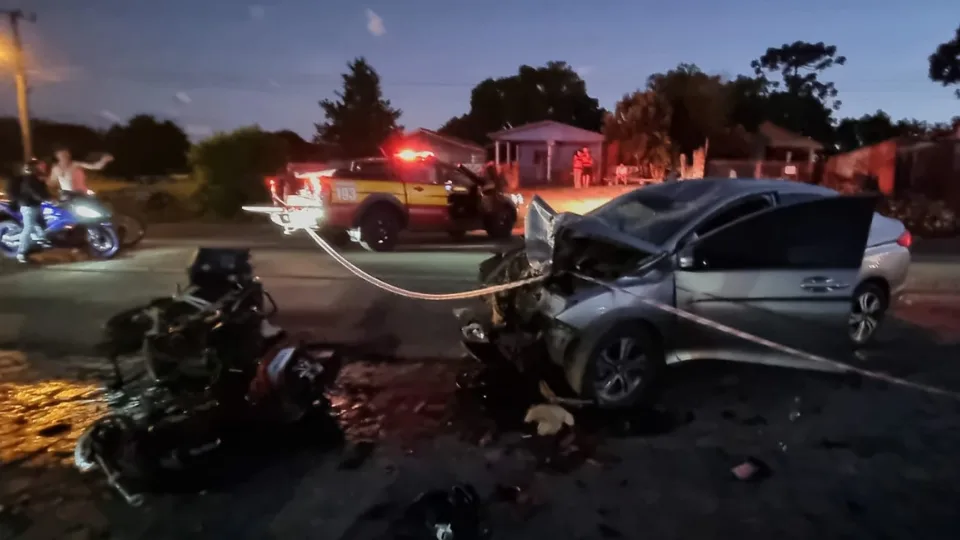 Imagens fortes! Casal morre após colisão frontal entre carro e moto na BR-280 em SC | Imagem: CBMSC