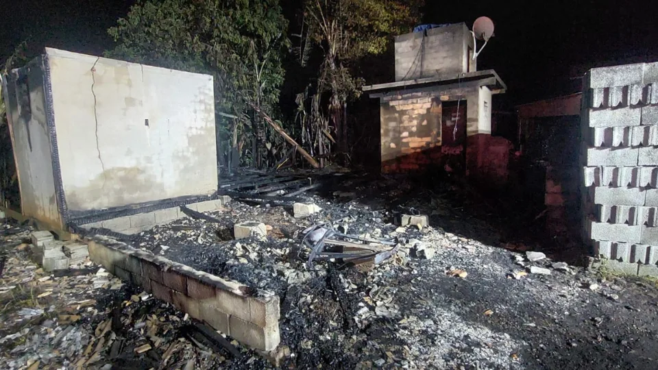 Casa é consumida pelo fogo e fica totalmente destruída após incêndio em SC | Imagem: CBMSC