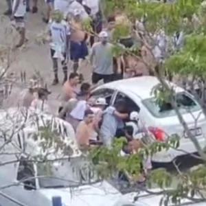 VÍDEO: torcida organizada do Avaí agride torcedor e quebra carro de motorista de aplicativo após jogo
