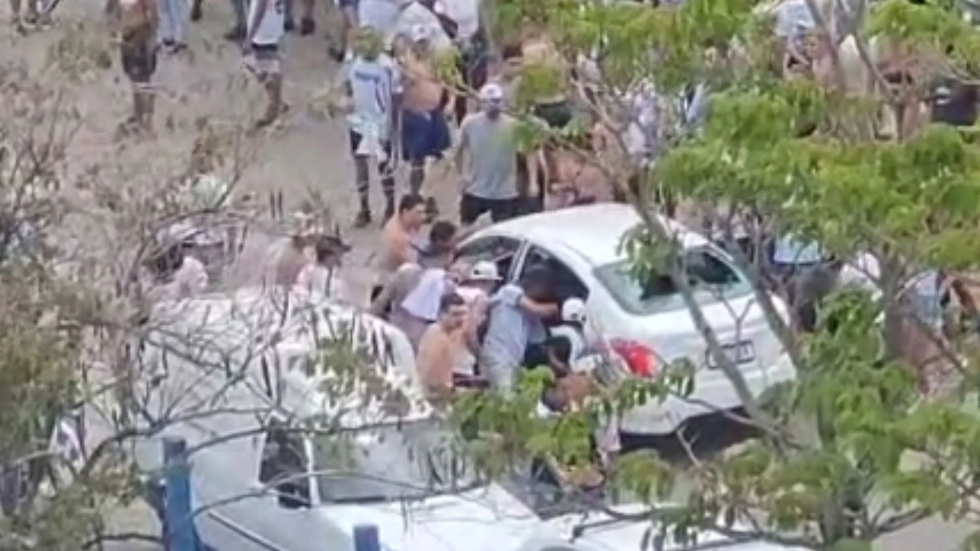 VÍDEO: torcida organizada do Avaí agride torcedor e quebra carro de motorista de aplicativo após jogo | Foto: Cedida ao SCC10/Reprodução