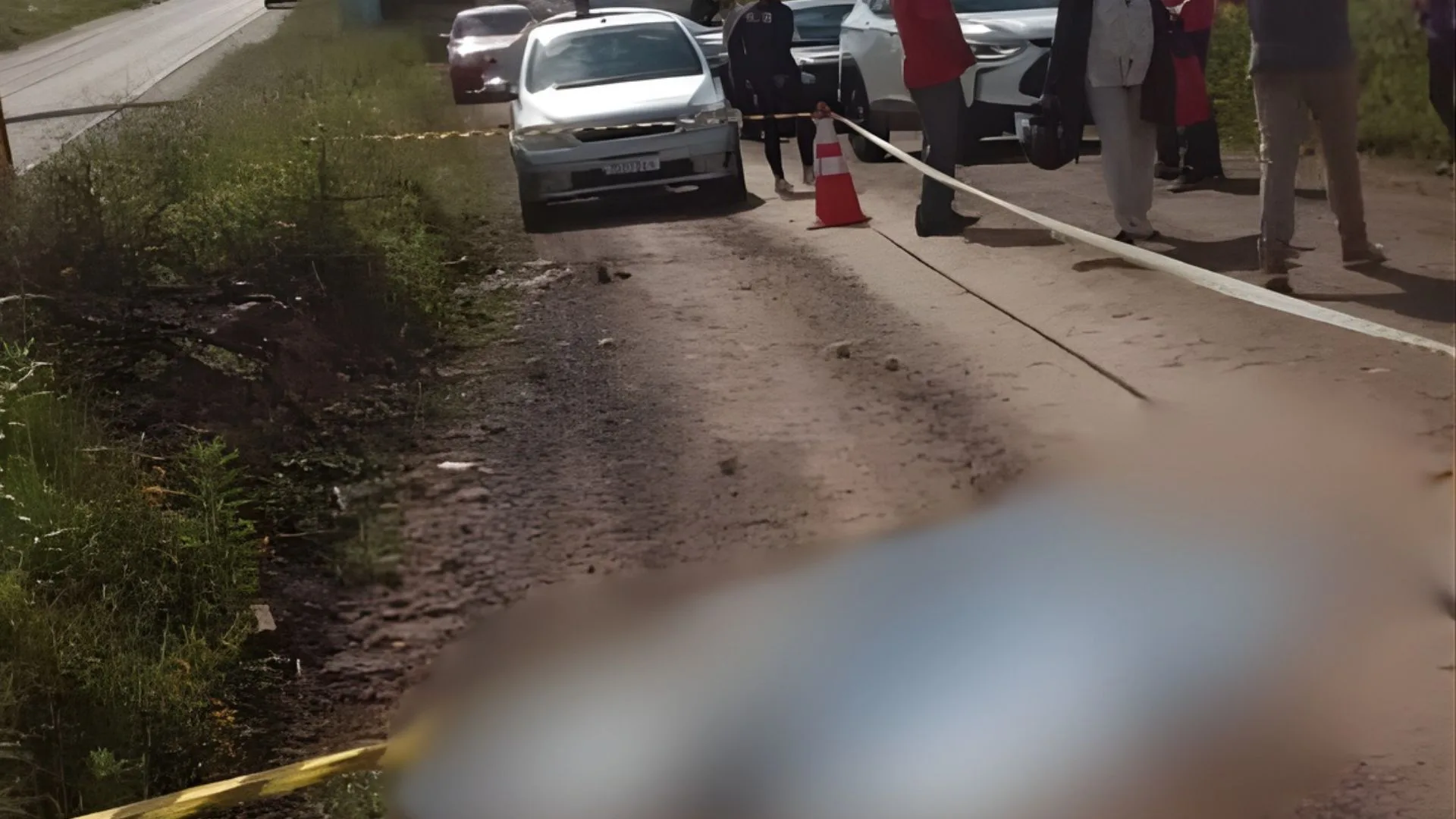 Mulher morre atropelada e suspeito foge com caminhonete na Serra de SC | Foto: Cedida/Rádio Clube de Lages/Reprodução Mulher morre atropelada e suspeito foge com caminhonete na Serra de SC | Foto: Cedida/Rádio Clube de Lages/Reprodução