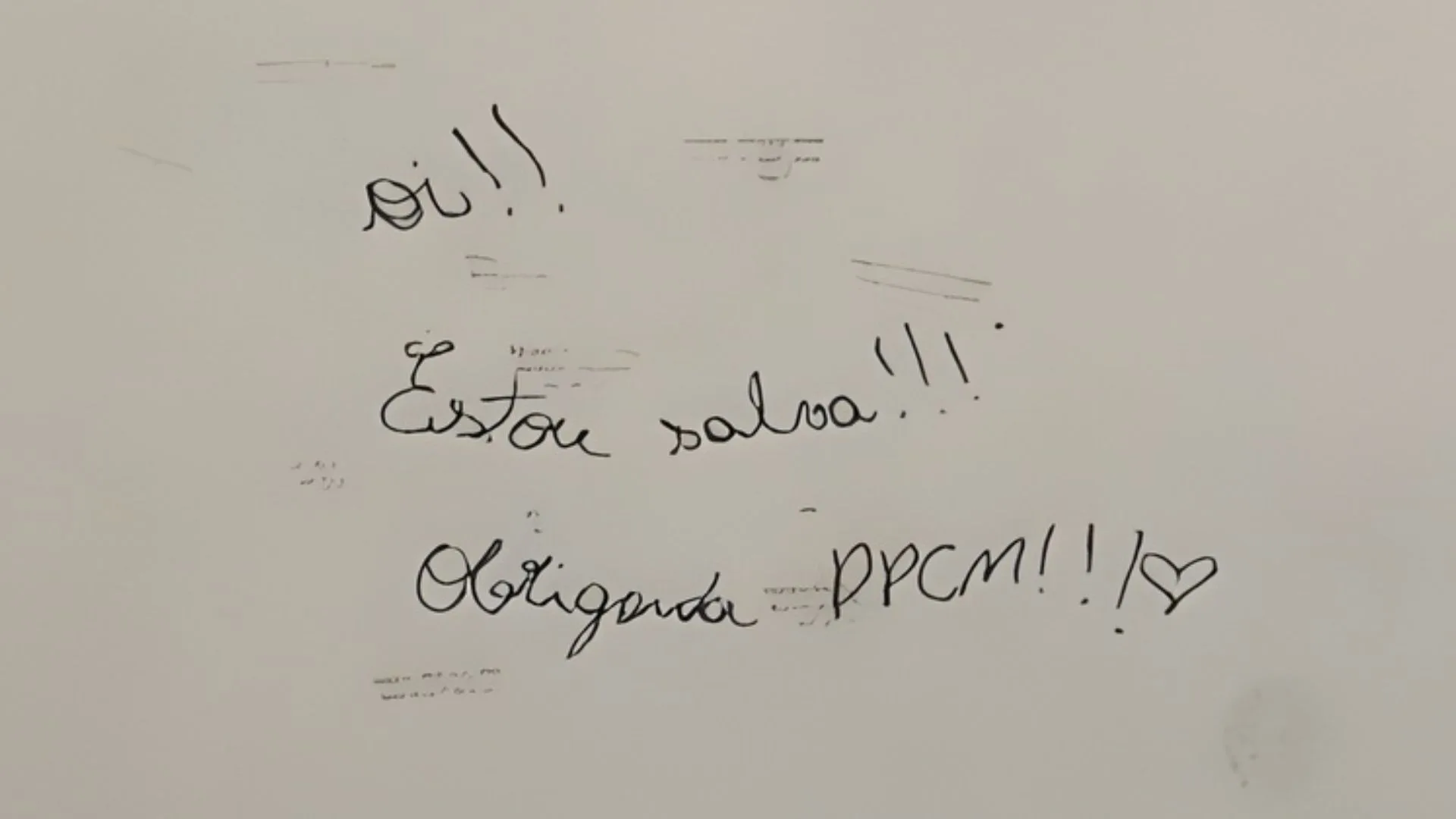 VÍDEO: ‘oi, estou salva, obrigada DPCAMI’, frase escrita por criança emociona policiais de SC | Reprodução PCSC 
