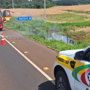 Após pneu estourar, carro capota e pega fogo na SC-480; motorista e passageira morrem - Imagem: PMRv