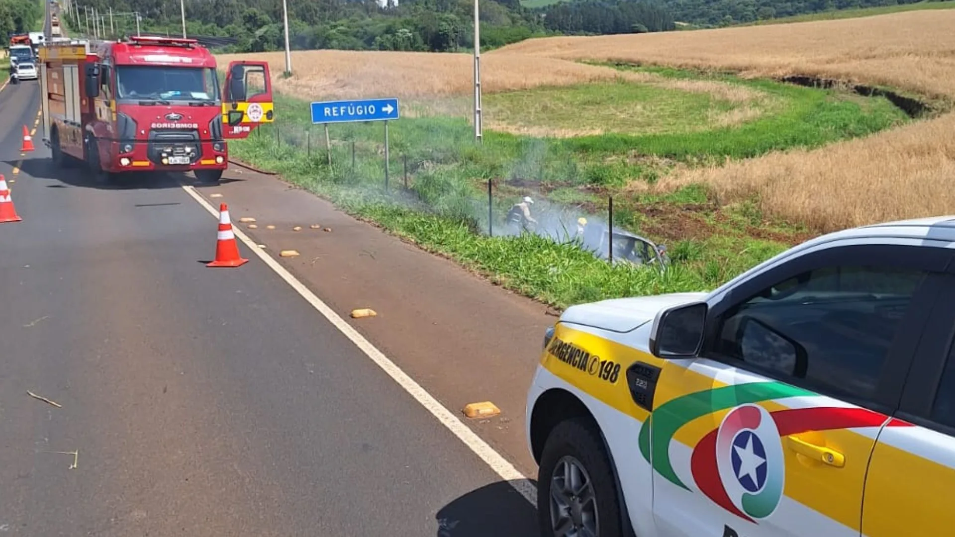 Após pneu estourar, carro capota e pega fogo na SC-480; motorista e passageira morrem – Imagem: PMRv