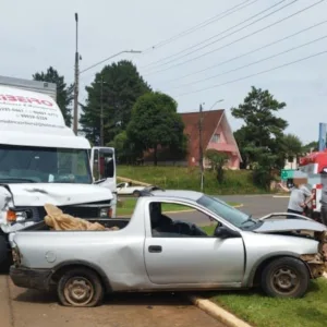 Colisão entre caminhão e caminhonete mata idoso de 100 anos na BR-470 | Foto: divulgação CBMSC 