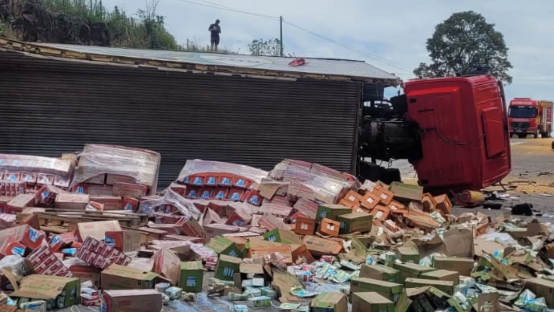 Colisão entre caminhões e carro deixa dois feridos na BR-163 – Imagem: cbmsc