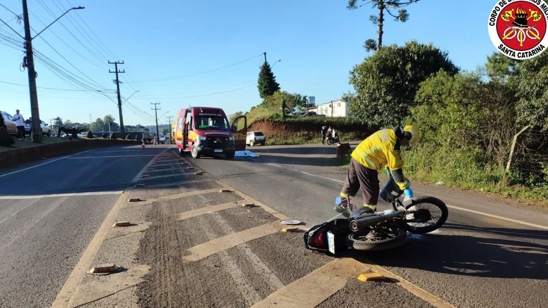 Motociclista morre após colisão com carro na SC-355 – Imagem: cbmsc