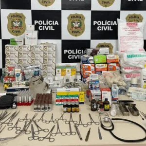 Homem é preso por atuar ilegalmente como veterinário e cometer maus-tratos em clínica clandestina em SC | Imagem: Polícia Civil de SC