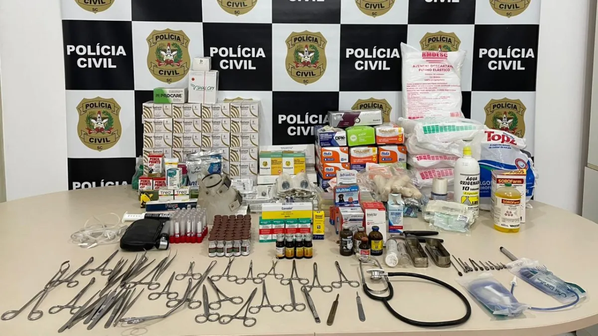Homem é preso por atuar ilegalmente como veterinário e cometer maus-tratos em clínica clandestina em SC | Imagem: Polícia Civil de SC