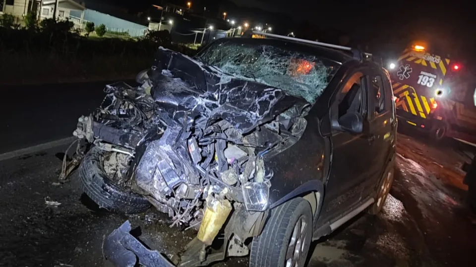 Homem morre preso às ferragens em colisão frontal na BR-282 em SC | Imagem: CBMSC