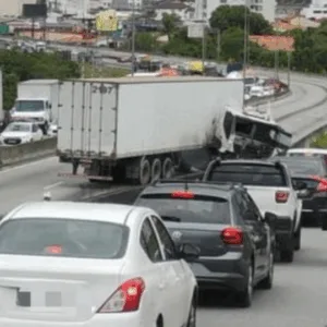 Carreta colide em mureta e causa lentidão na BR-101 em São José