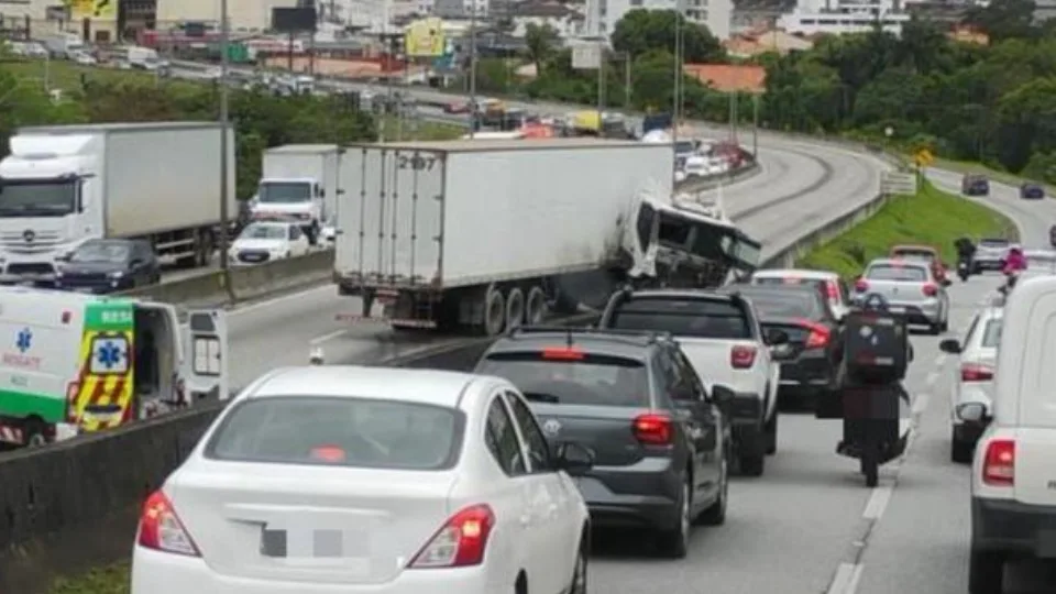 Carreta colide em mureta e causa lentidão na BR-101 em São José