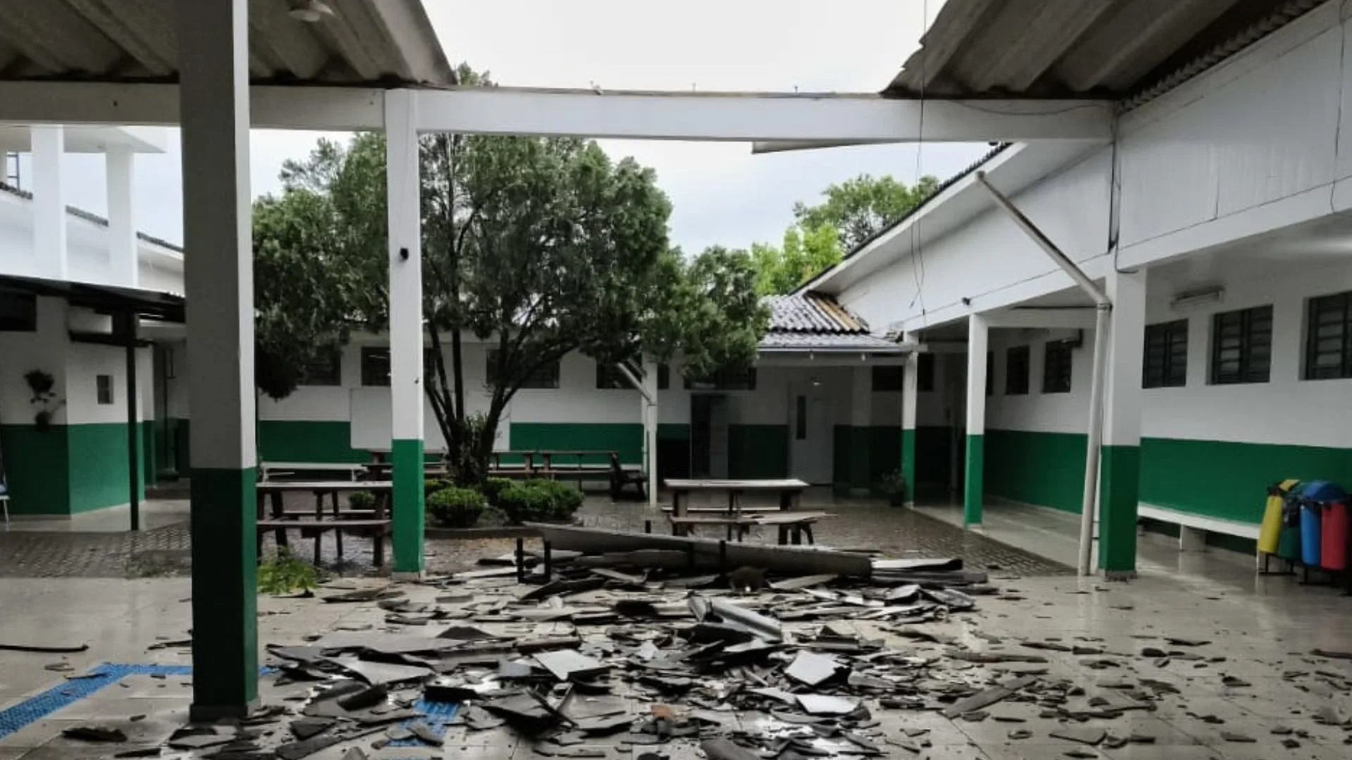 Chuvas fortes causam destelhamentos e quedas de árvores em Chapecó – Imagem: divulgação