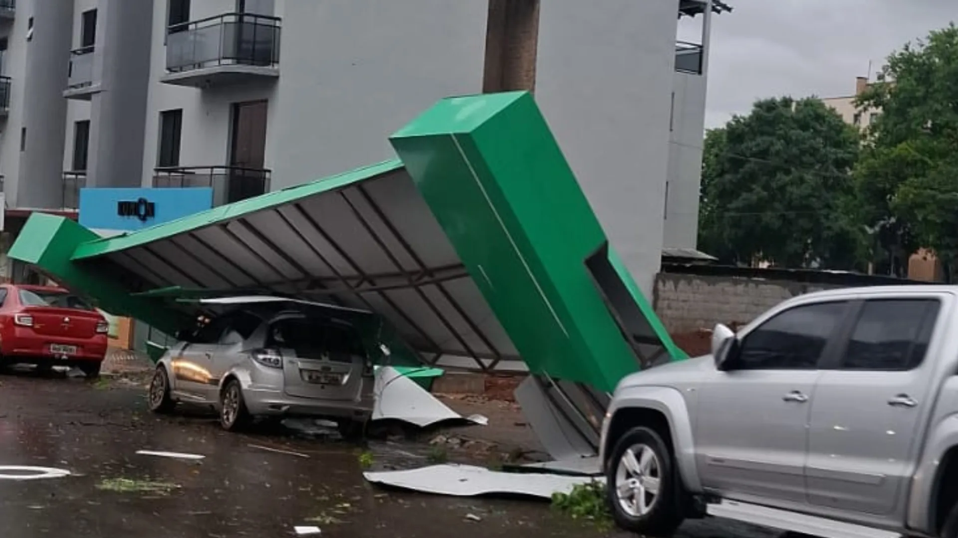 Temporal atinge Xanxerê e causa destelhamentos e quedas de postes – Imagem: divulgação