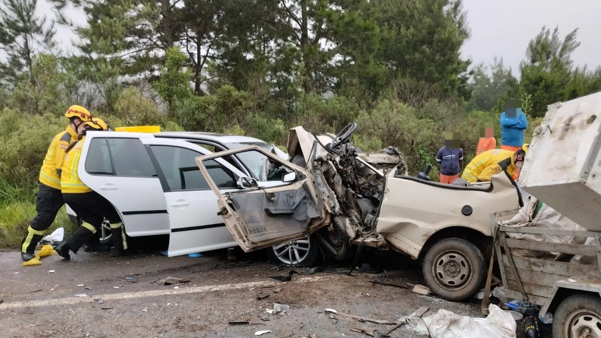 Três homens ficam feridos em grave acidente na Serra Catarinense – Imagem: Cbmsc