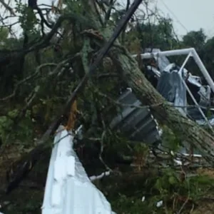 Ventos arrancam casa e deixam rastro de destruição em Dionísio Cerqueira; prefeitura decreta situação de emergência - Imagem: corpo de bombeiros