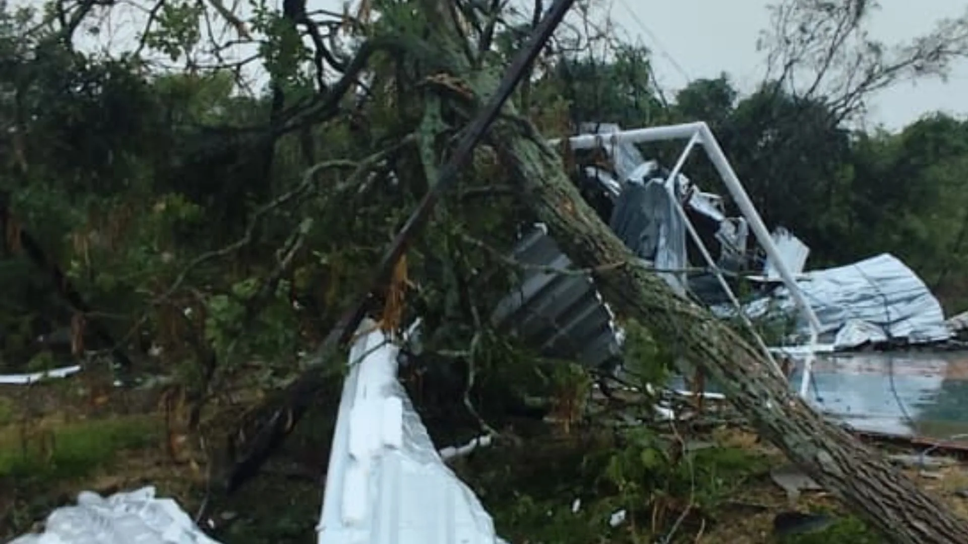 Ventos arrancam casa e deixam rastro de destruição em Dionísio Cerqueira; prefeitura decreta situação de emergência – Imagem: corpo de bombeiros