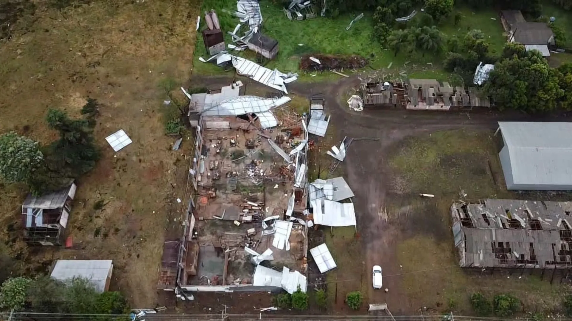 Tempestade com ventos fortes causa destruição no Oeste de SC | Foto: divulgação / Defesa Civil 
