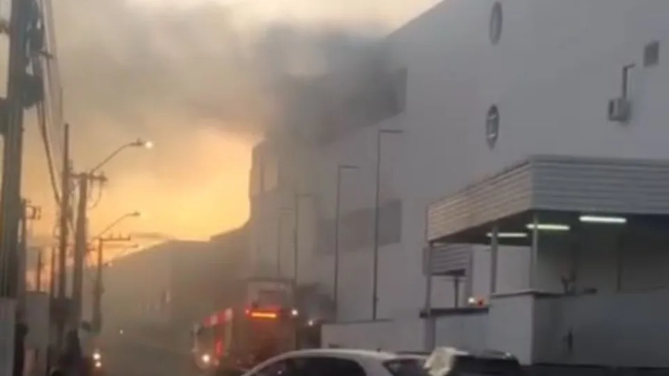 Imagens mostram fumaça intensa em incêndio em shopping de SC; veja o vídeo | Imagem: Ricardo Pastrana/ Cedido ao SCC10