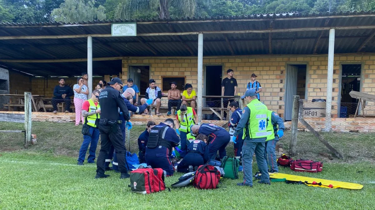 Homem morre após ser baleado durante partida de futebol em cidade de SC | Imagem: Saer/Fron