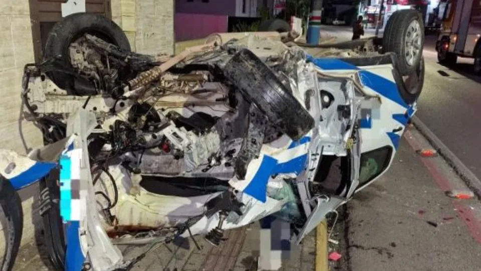 Carro fica destruído e motor é arremessado após grave acidente em SC; veja imagens impressionantes | Imagem: CBMSC