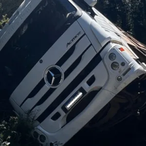 Caminhão 'deita' após saída de pista na SC-155 em SC | Imagem: CBMSC